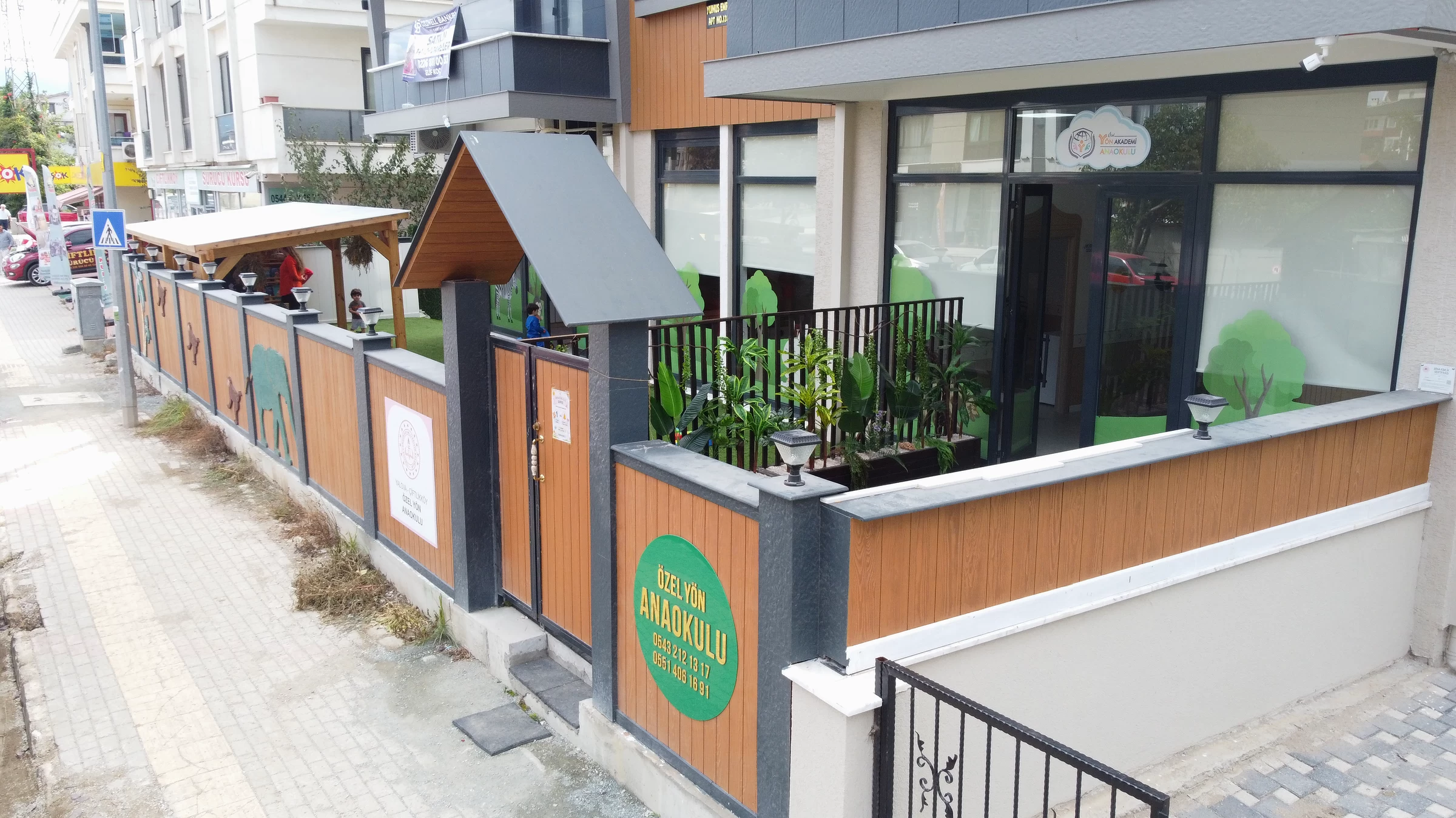 Yön Akademi Kids Anaokulu binası ve Çiftlikköy çevresi