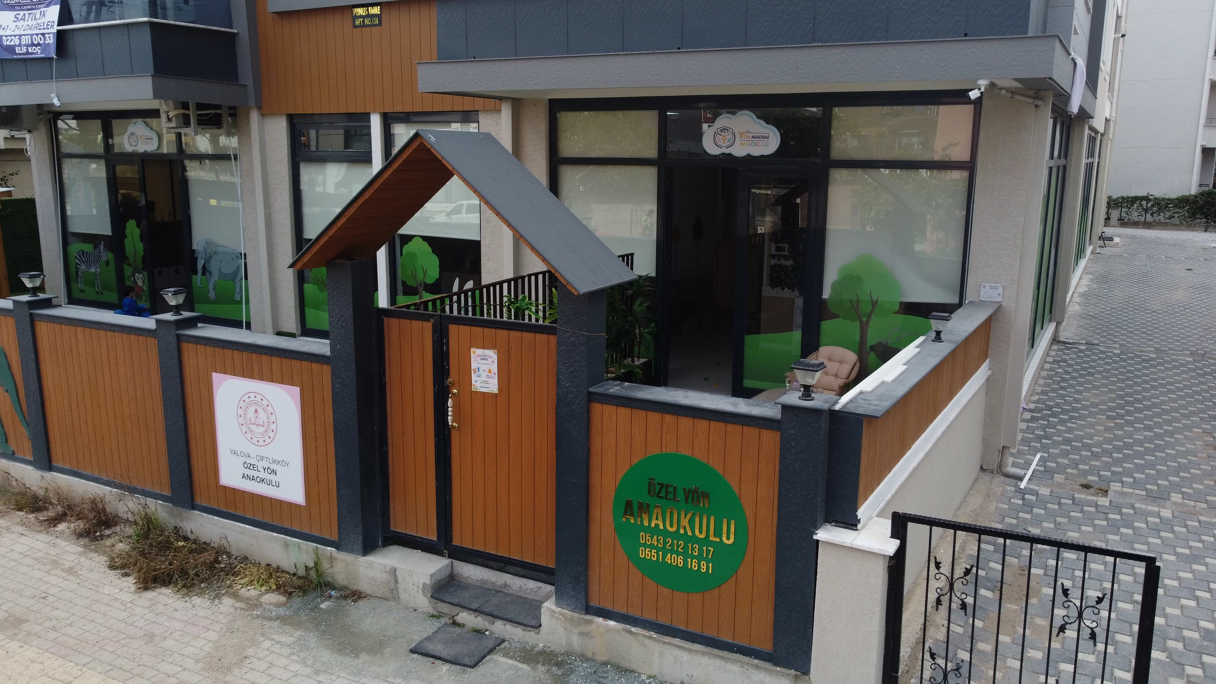 Yön Akademi Kids Bahçe ve Giriş